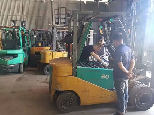 xe nâng điện sạc không vào