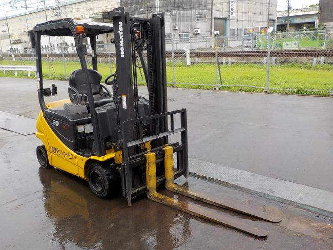 xe nâng komatsu 2 tấn