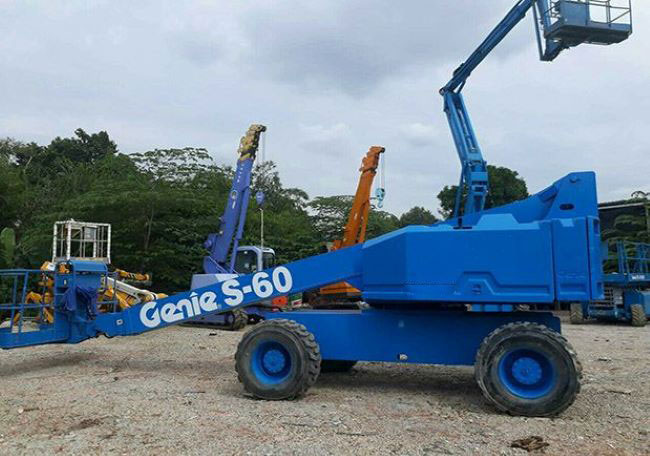 Xe nâng cắt tỉa cây xanh