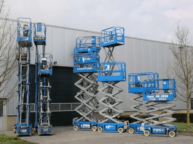 Xe nâng người làm việc trên cao