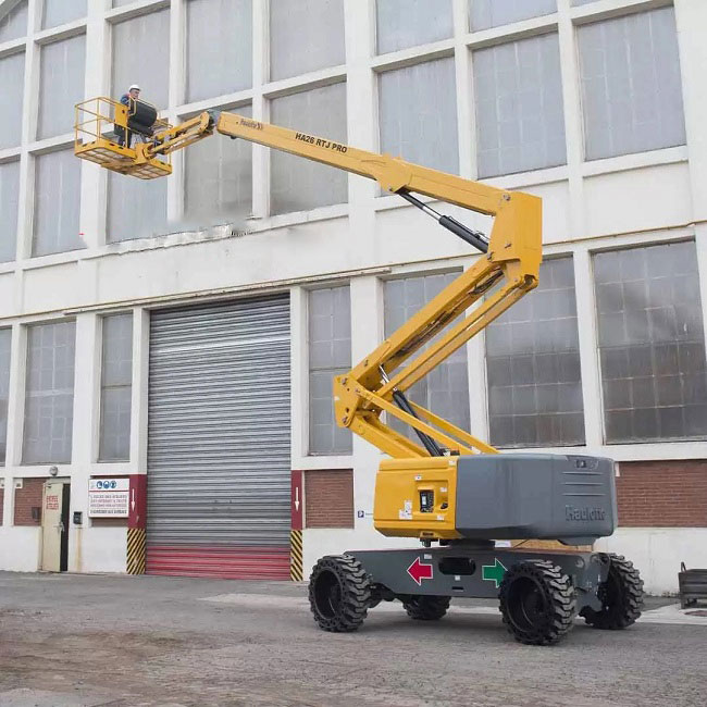 Xe Nâng Người Làm Việc Trên Cao Tại Cầu Giấy