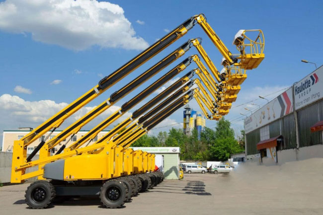 xe nâng người làm việc trên cao tại Hà Nội