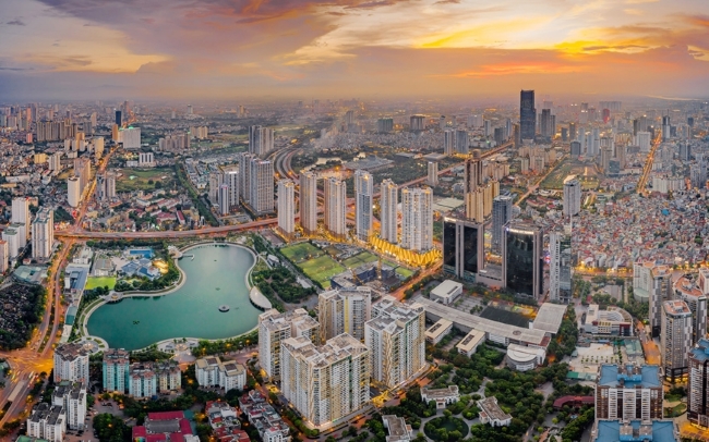 xe nâng người làm việc trên cao tại Hà Nội