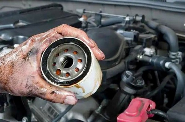 Lọc Dầu Xe Nâng Người Là Gì? Lợi Ích Khi Sử Dụng Lọc Dầu
