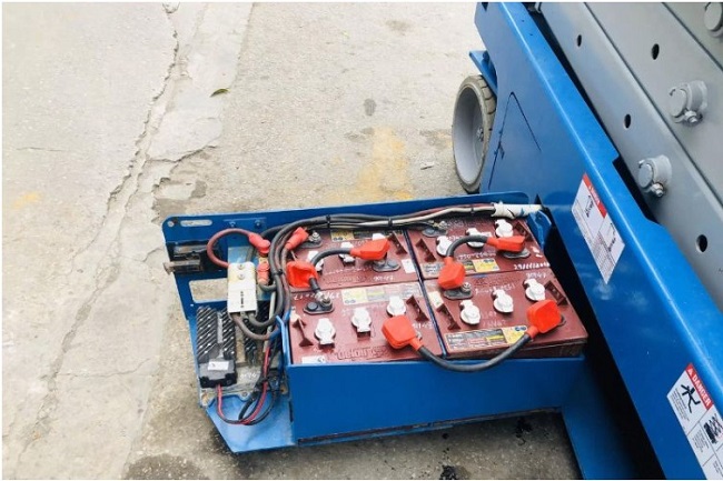 Cách nhận biết acquy xe nâng người bị hỏng Nhanh và cách khắc phục