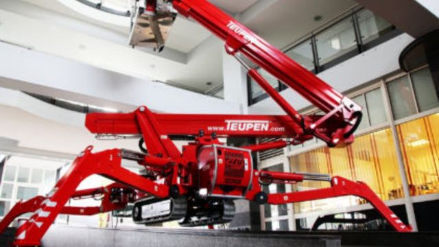 Xe nâng người chân nhện
