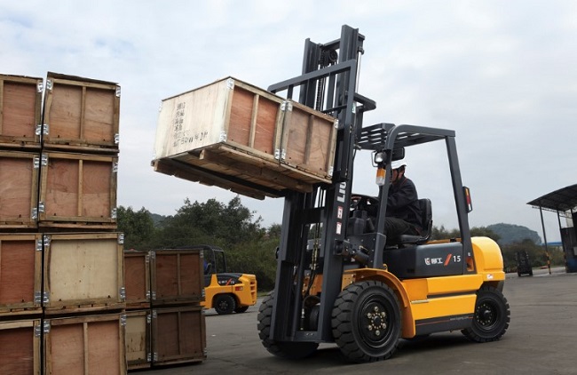 Tìm hiểu vai trò của xe nâng hàng trong ngành logistics hiện nay