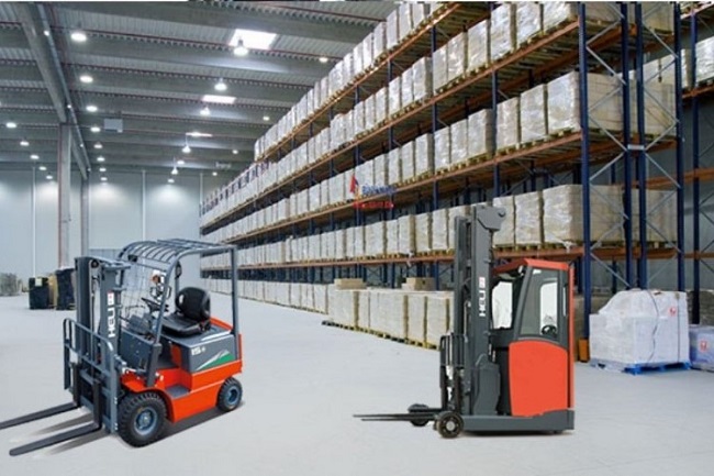 Nguyên Tắc và Ứng Dụng Của Xe Nâng Hàng Trong Kho Lạnh Chi Tiết 