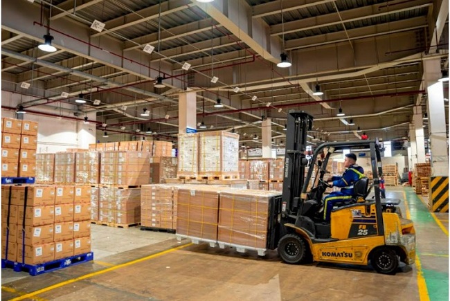 Những ứng dụng của xe nâng trong ngành giấy và bìa catton