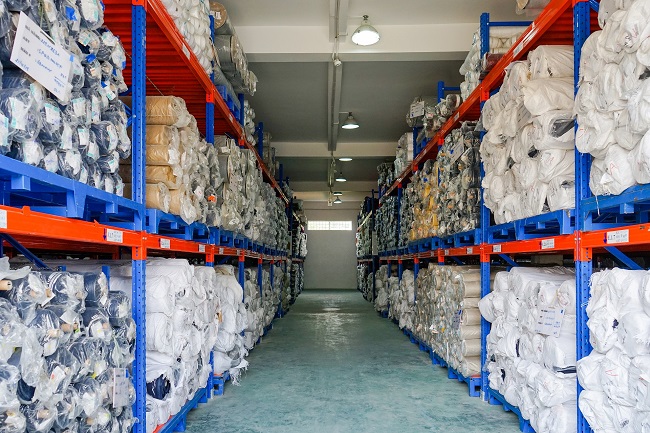  ứng dụng của xe nâng trong ngành may mặc