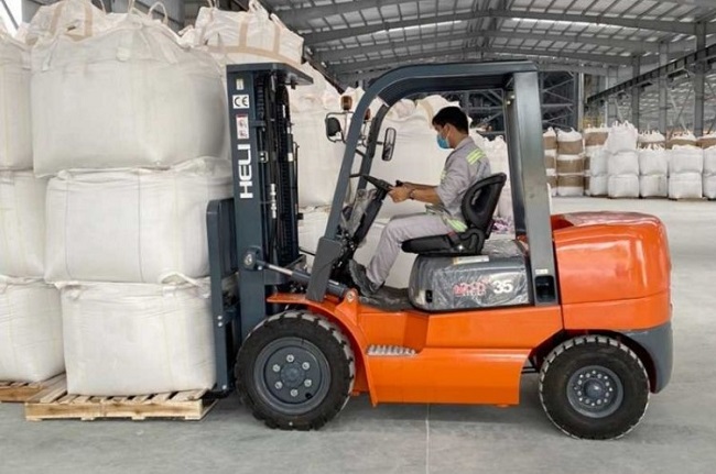 Chi Tiết Ứng Dụng của xe nâng hàng trong ngành sản xuất Nhựa