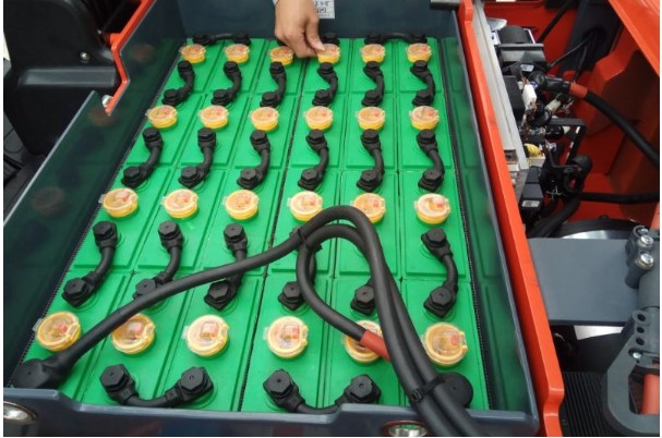 Hướng Dẫn Cách Nâng Cao Tuổi Thọ Bình Điện Xe Nâng Người Hiệu Quả